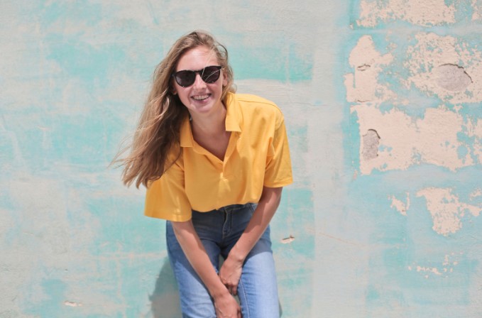 стильные способы носить футболку поло